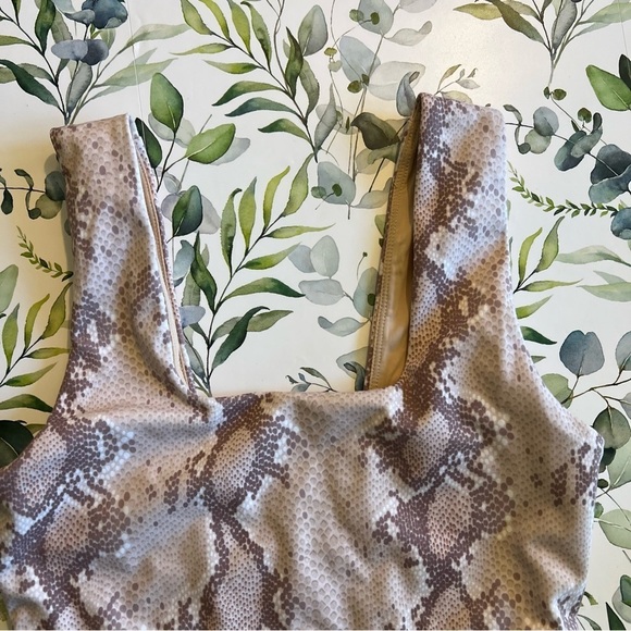 Varley Nude Beige Snake Print Delta Sports Bra size small - Picture 5 of 9